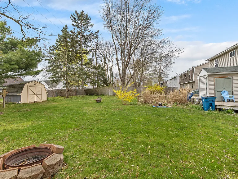 1644 Pennoyer Ave — Photo 22