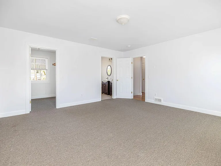 54 E Silver St #B — Photo 20