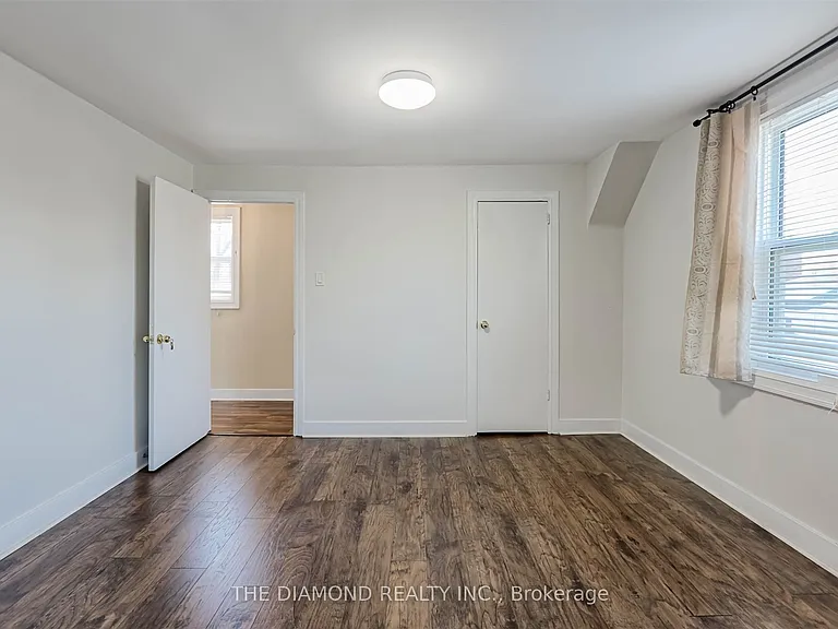 3927 Bloor St W — Photo 20