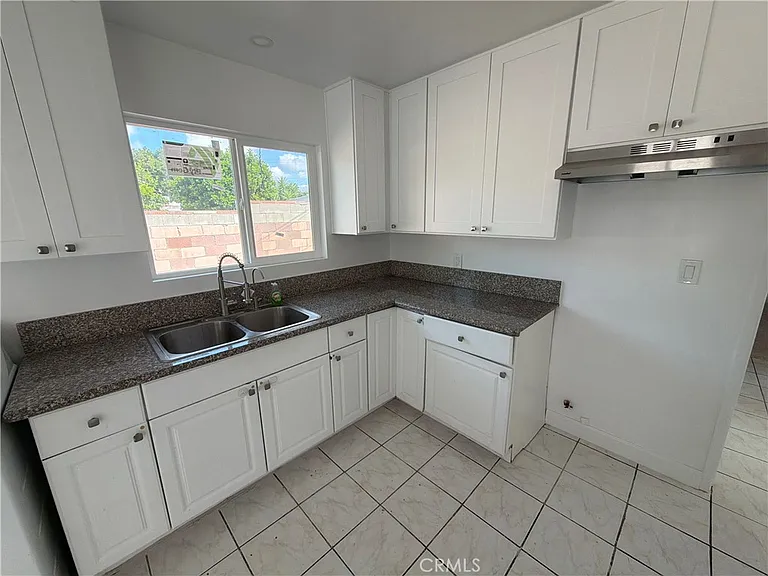 11937 Elliott Ave — Photo 6