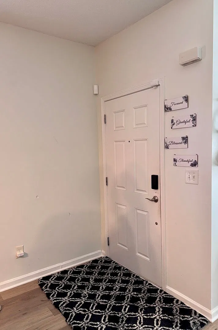 Updated 3 Bedroom End Unit Townhome! — Photo 4