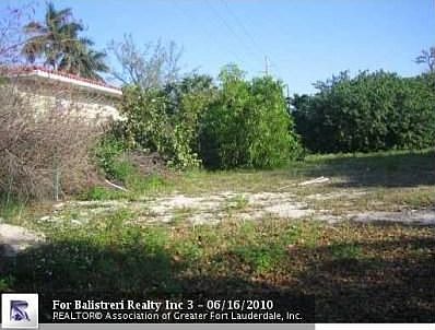 4th image of 811 NE 28th St