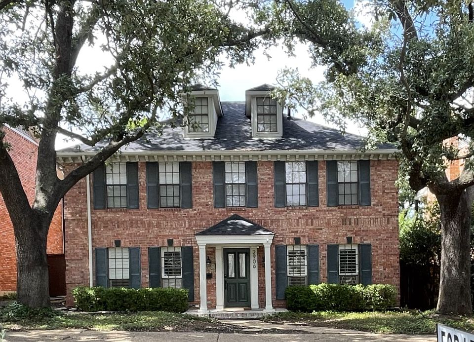 Front of house includes large circle drive great for guest parking