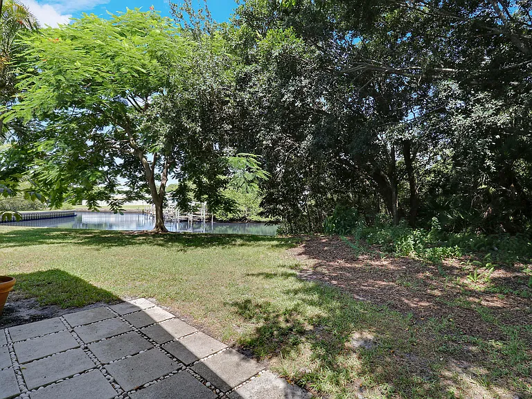 1329 Chippewa St — Photo 35
