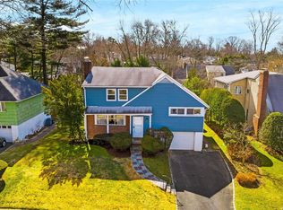 9 Andover Rd, Port Washington, NY 11050