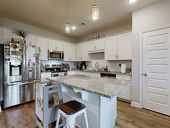 4th image of 334 Banbury Dr