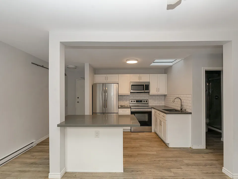 31 Mississaga St W #2