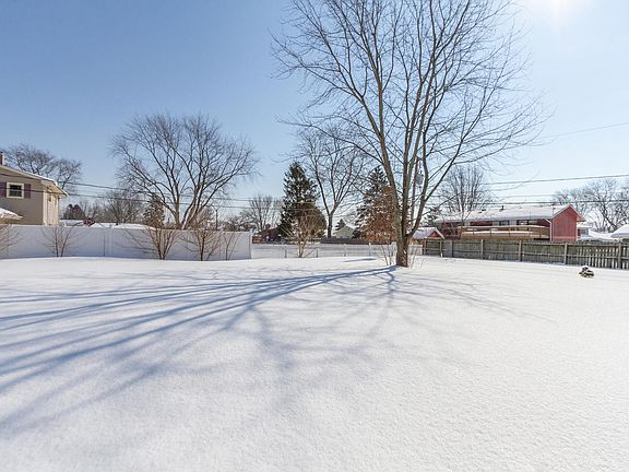 3rd image of 216 Sharon Ln