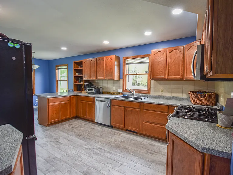 912 Miller Dr — Photo 5