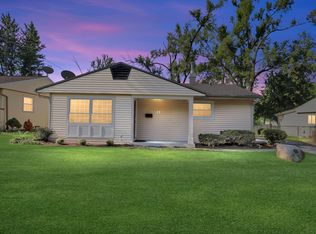 11 Sparrow Rd, Carpentersville, IL 60110