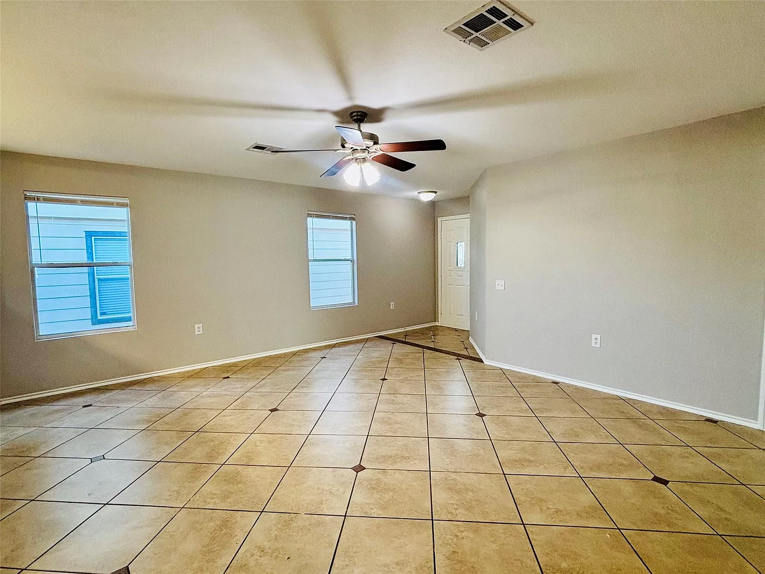 4 bed, 2.0 bath, 1586 sqft, $2,200 — Photo 4