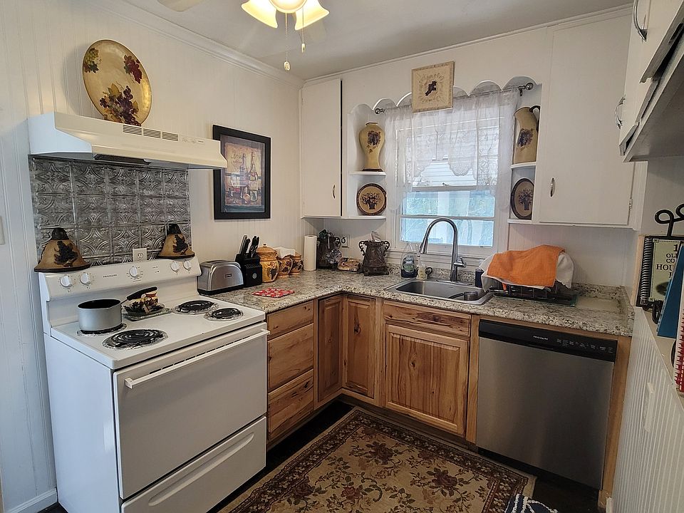 Beautifully decorated kitchen.