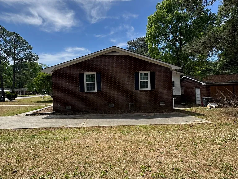 1556 Harper St — Photo 2