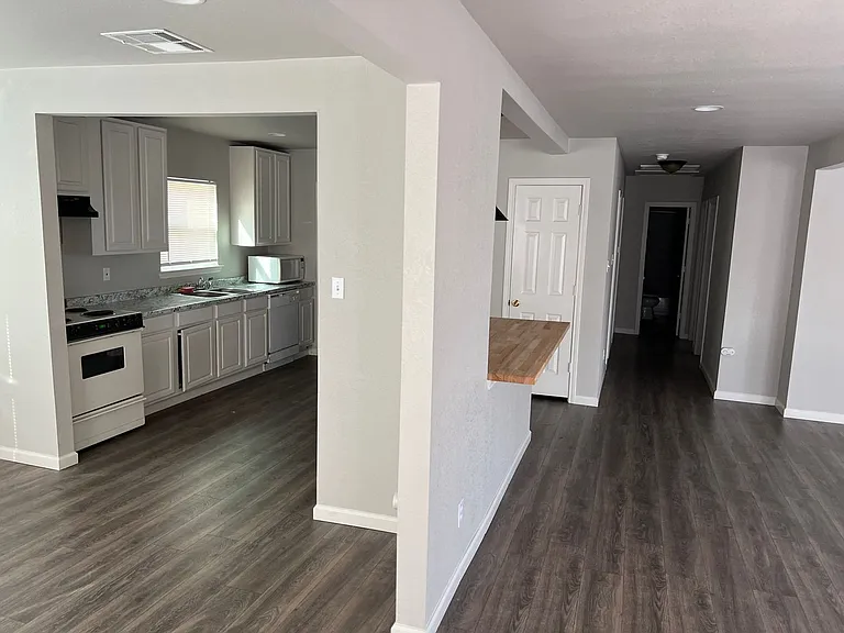 500 W Parkway St — Photo 11
