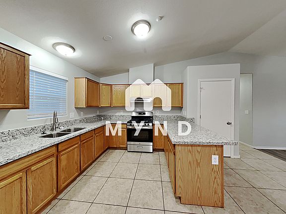 4th image of 1025 Lawry Ave
