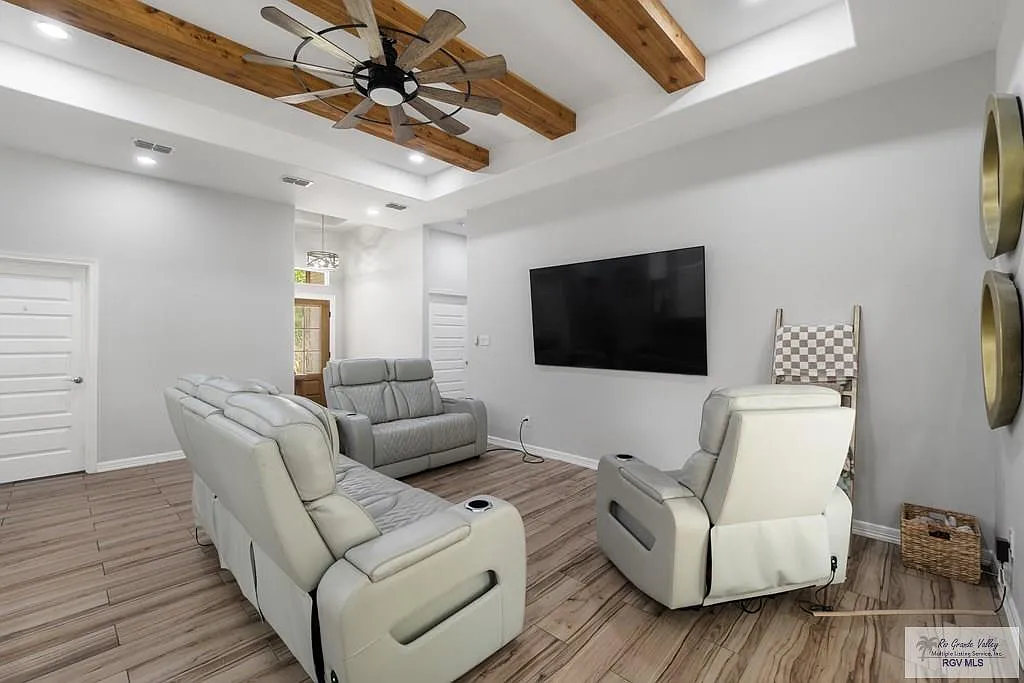 4 bed, 2.0 bath, 1700 sqft, $2,600 — Photo 3