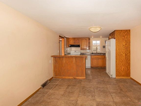 3rd image of 125 Hickory St