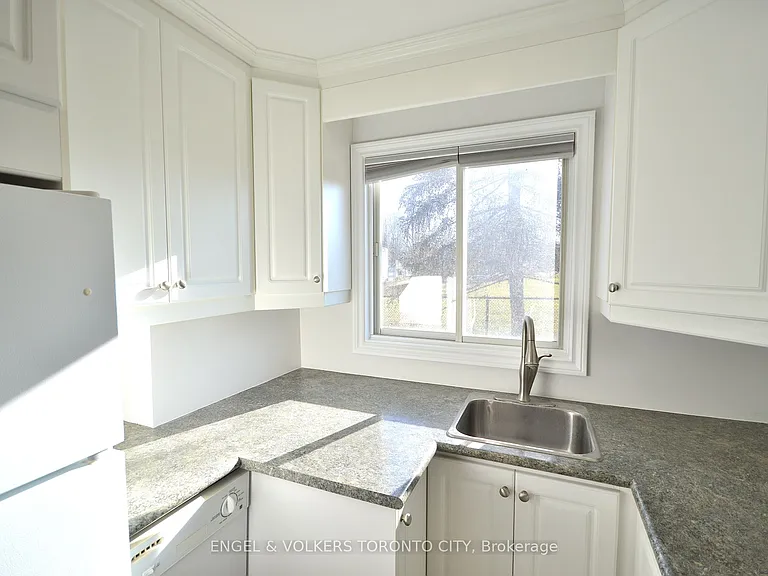 139 Queen St #MAIN FLOOR — Photo 11