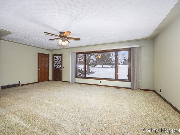 4th image of 250 Meadowlane Dr