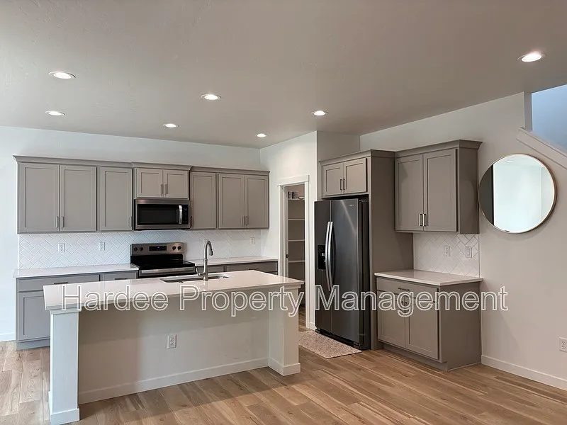 4 bed, 3.0 bath, 2010 sqft, $2,750 — Photo 3
