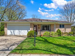 34736 Bristol St, Livonia, MI 48154