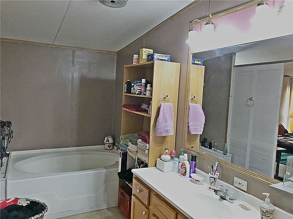 3rd image of 1012 Cherry Dr