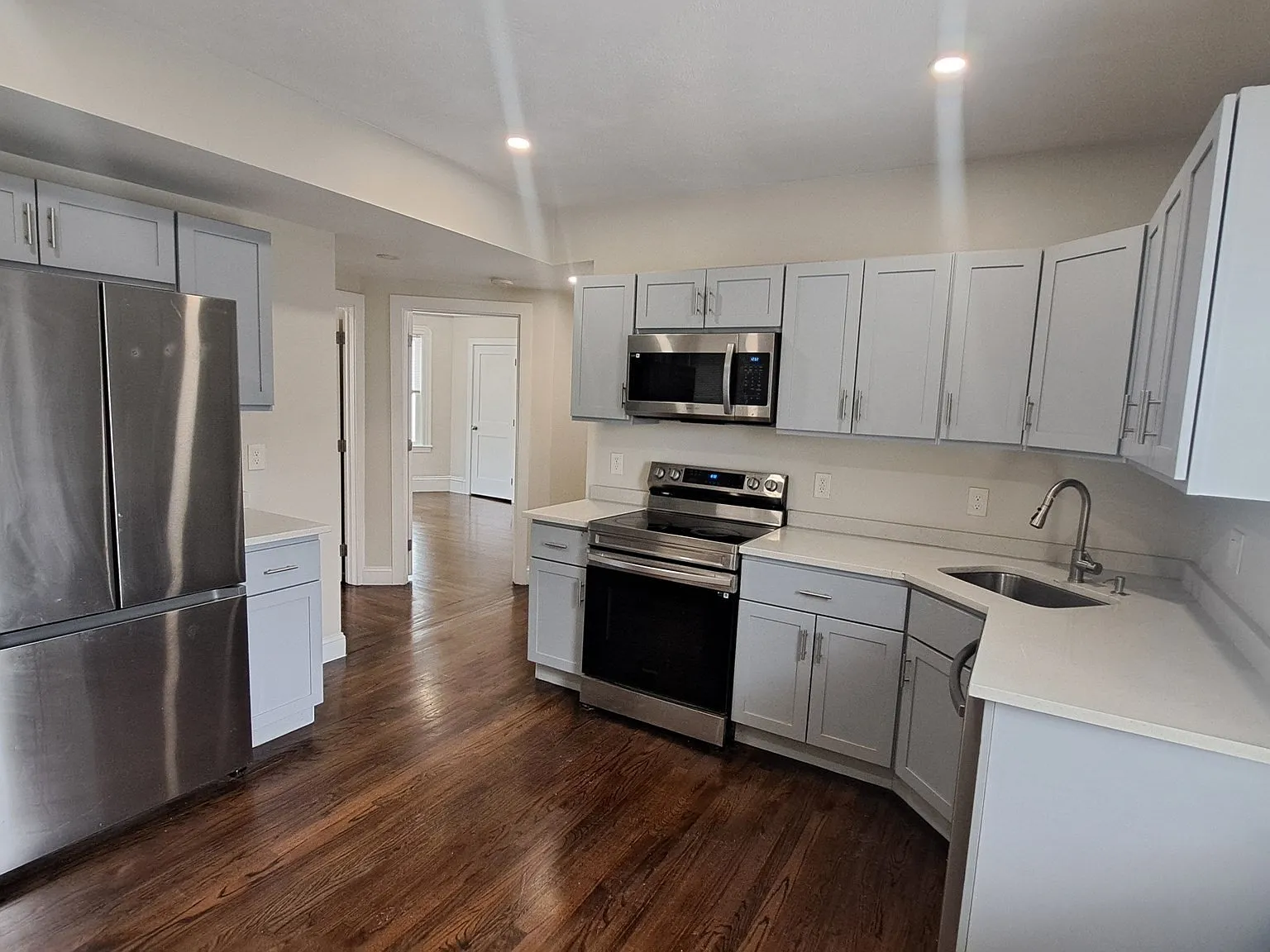 3 bed, 1.0 bath, 1072 sqft, $3,100 — Photo 2