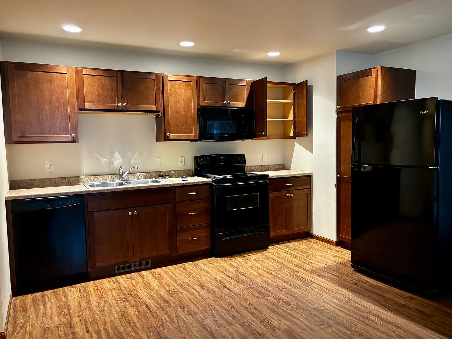 3 bed, 1053 sqft, $1,650 — Photo 3