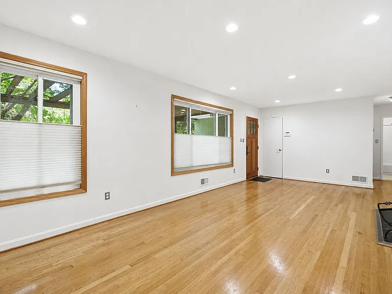 110 Devon Ct — Photo 3