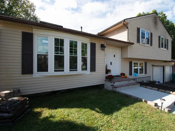 13 White Birch Circle, Bloomfield, CT 06002