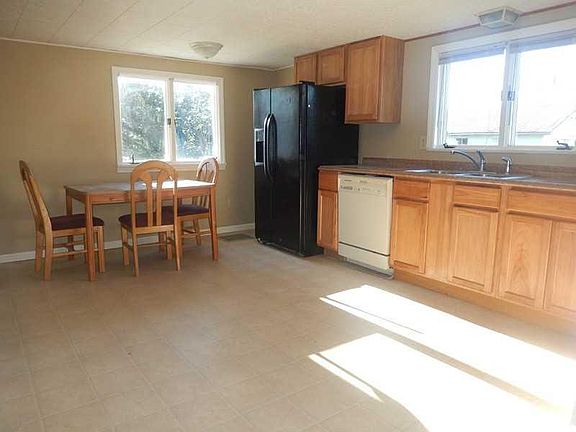 5th image of 207 Hathaway St W
