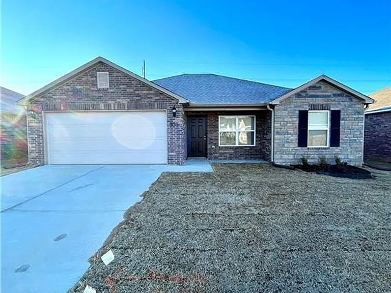 909 E Egret Rd — Photo 1