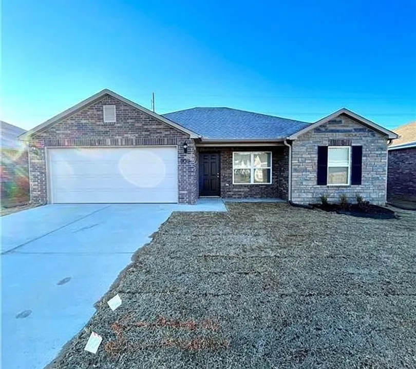 909 E Egret Rd