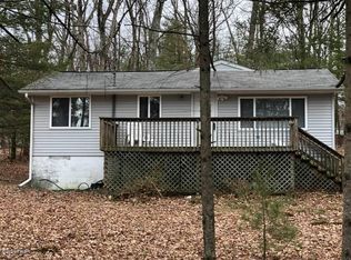 136 E Shore Dr, Dingmans Ferry, PA 18328