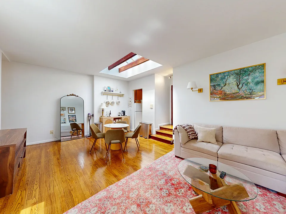 226 W 21st St #4R