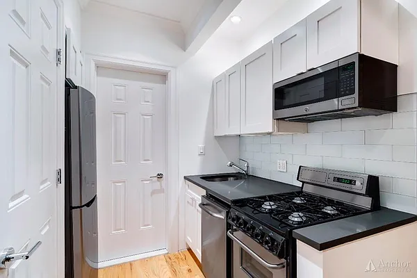 Rented by Anchor Associates | media 28