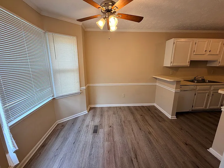2836 New South Dr — Photo 2
