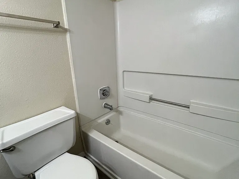 735 Seasons Pkwy — Photo 14