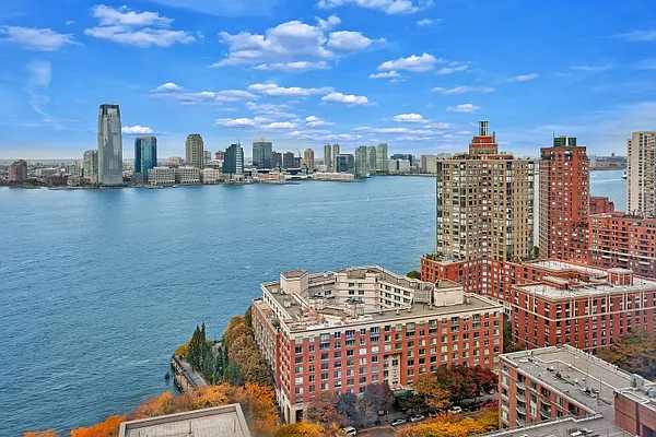 Sold by LG Fairmont Group | media 1