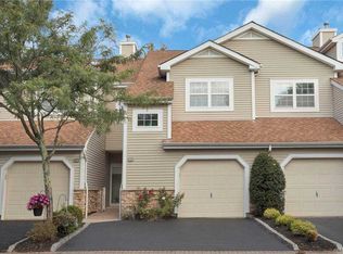 182 Carriage Ln, Plainview, NY