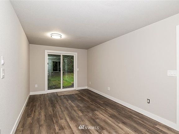 5th image of 1586 SE Dews Ln