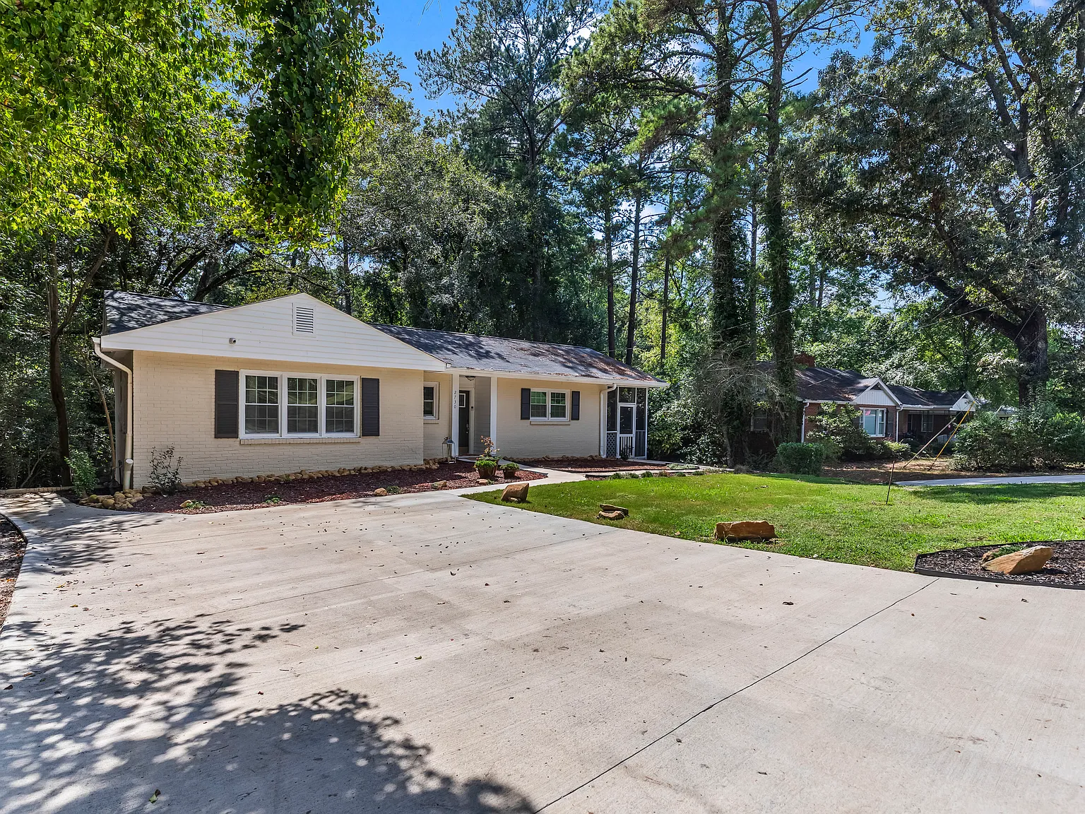 2730 Northwoods Dr S — Photo 3