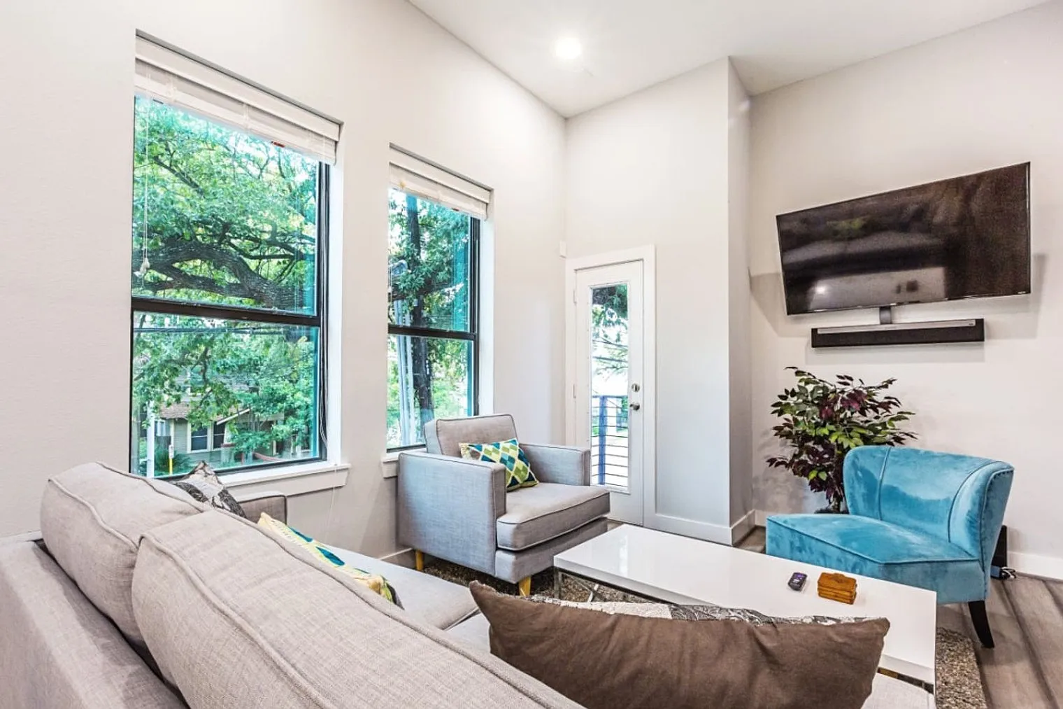 7 bed, 6.0 bath, $11,340 — Photo 4