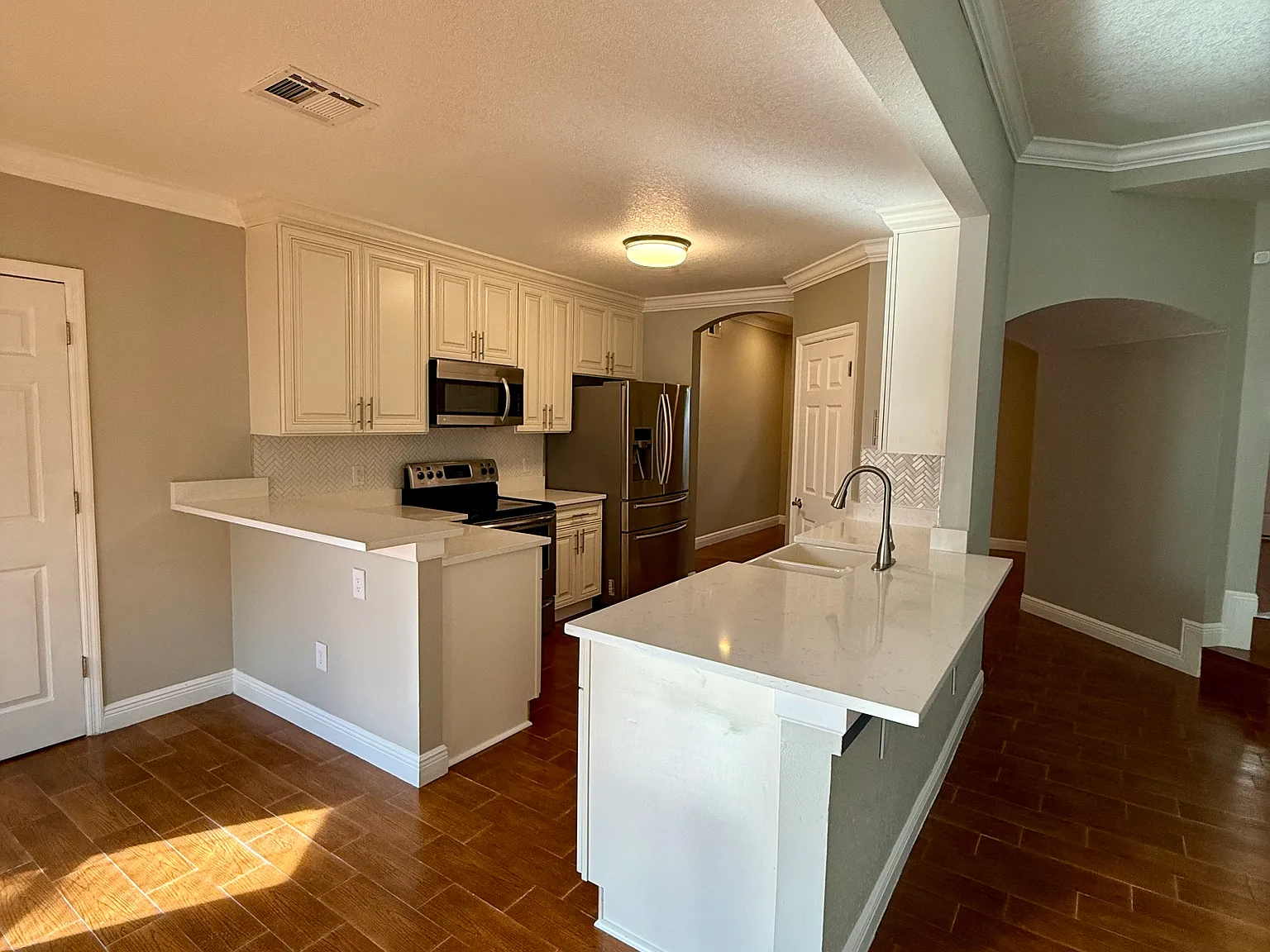 5 bed, 2564 sqft, $3,500 — Photo 4
