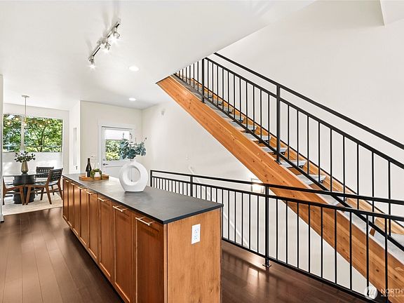3rd image of 2804 S Columbian Way