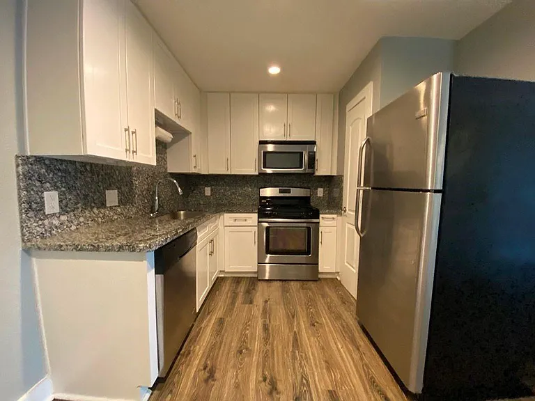 3411 Lynridge Dr #B — Photo 6