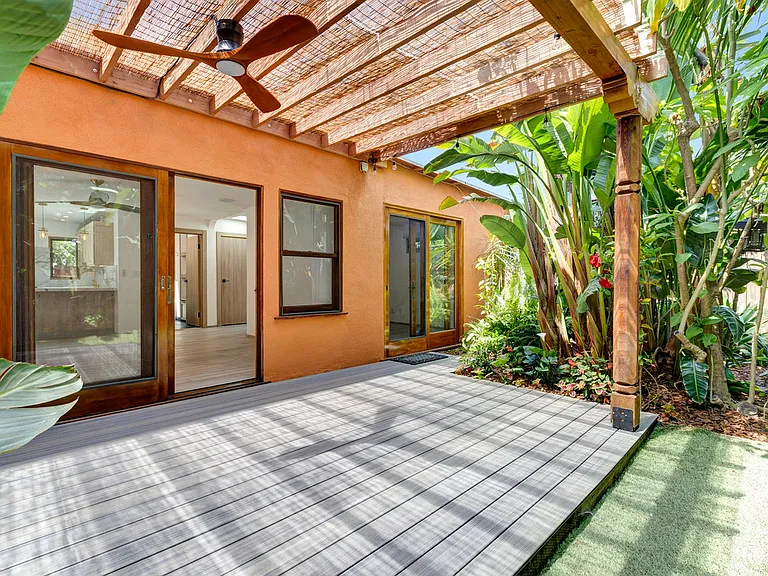 1138 1/2 Poinsettia Pl — Photo 1