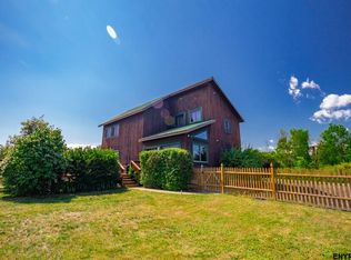 24 Meadowview Dr, Schaghticoke, NY 12154