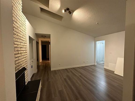 3rd image of 11515 Commonwealth Cres
