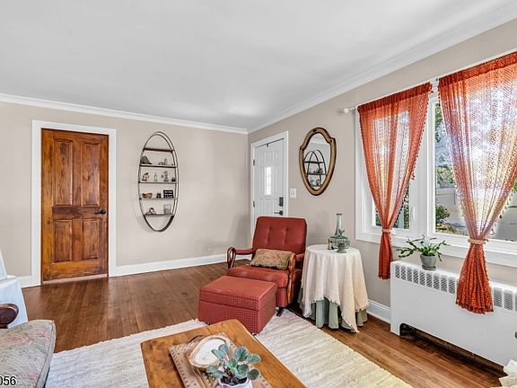 4th image of 44 Allen St